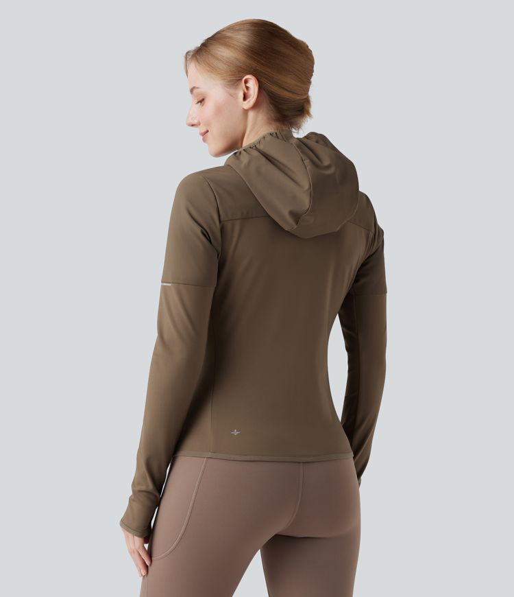 hardloopjack met capuchon ritssluiting lange mouwen duimgaten en zakken.