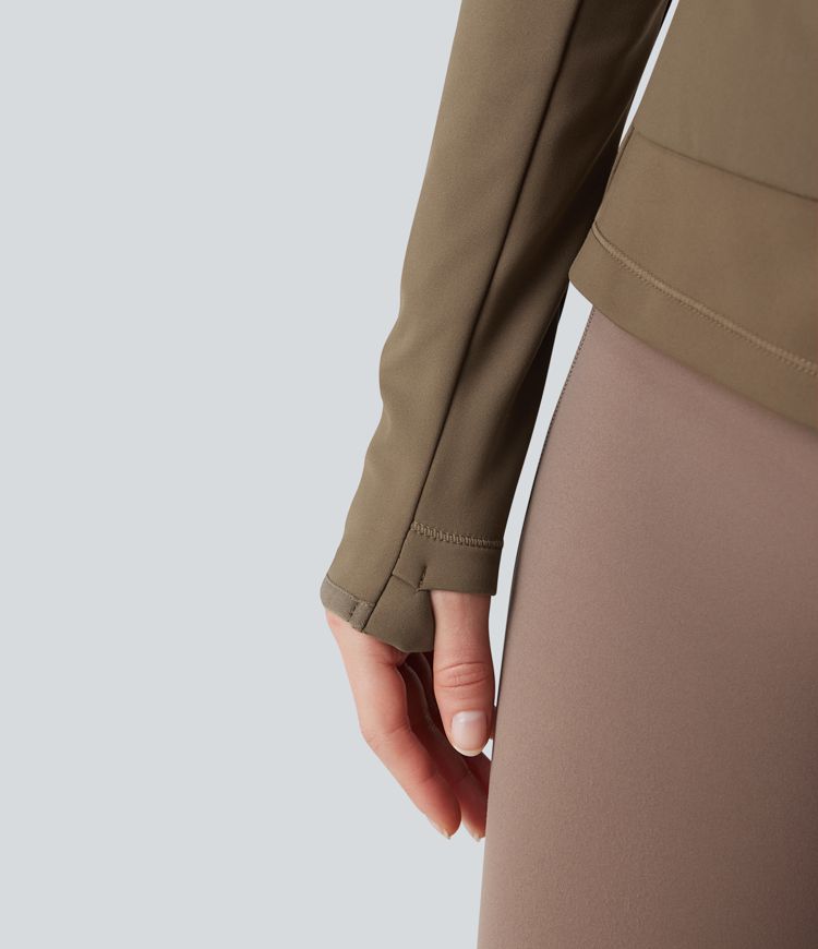 hardloopjack met capuchon ritssluiting lange mouwen duimgaten en zakken.