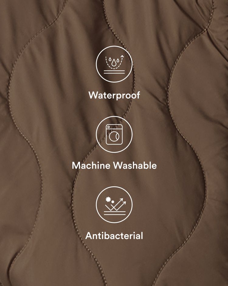 duurzaam waterafstotend casual gewatteerd vest met hoge hals en trekkoord in de zoom gemaakt van synthetisch dons met zakken.
