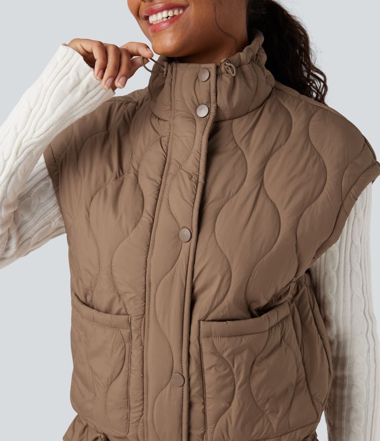 duurzaam waterafstotend casual gewatteerd vest met hoge hals en trekkoord in de zoom gemaakt van synthetisch dons met zakken.