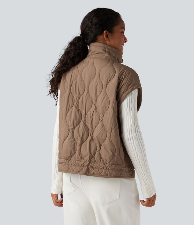 duurzaam waterafstotend casual gewatteerd vest met hoge hals en trekkoord in de zoom gemaakt van synthetisch dons met zakken.