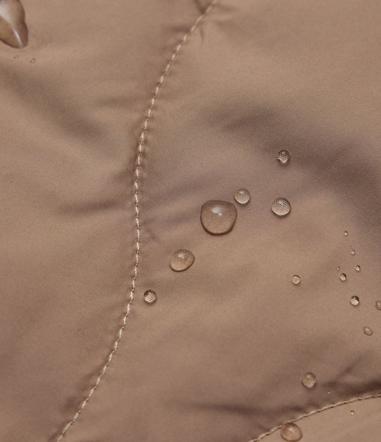 duurzaam waterafstotend casual gewatteerd vest met hoge hals en trekkoord in de zoom gemaakt van synthetisch dons met zakken.