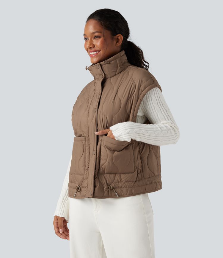 duurzaam waterafstotend casual gewatteerd vest met hoge hals en trekkoord in de zoom gemaakt van synthetisch dons met zakken.