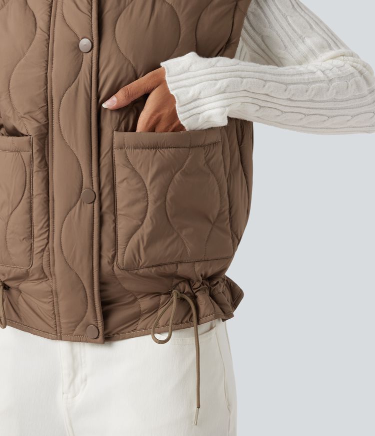 duurzaam waterafstotend casual gewatteerd vest met hoge hals en trekkoord in de zoom gemaakt van synthetisch dons met zakken.