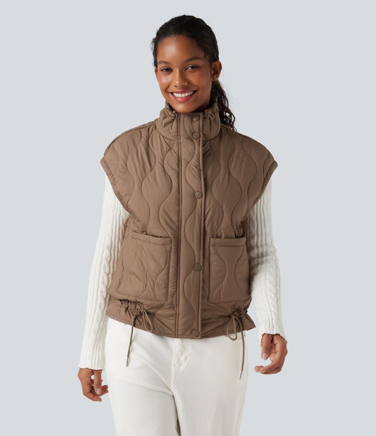 duurzaam waterafstotend casual gewatteerd vest met hoge hals en trekkoord in de zoom gemaakt van synthetisch dons met zakken.