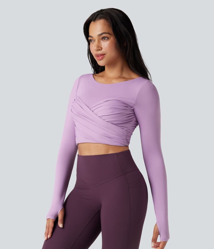 push-up voorgevormde spacer top met ronde hals lange mouwen en duimgaten cropped model geschikt voor yoga of andere sporten.