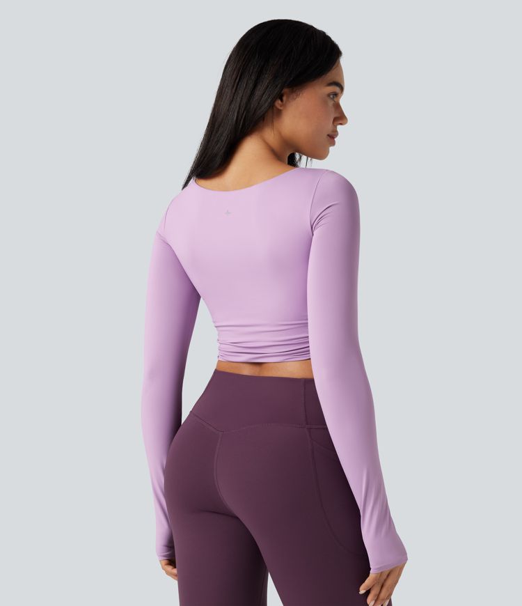 push-up voorgevormde spacer top met ronde hals lange mouwen en duimgaten cropped model geschikt voor yoga of andere sporten.