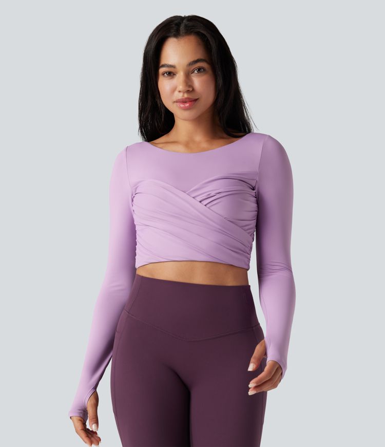push-up voorgevormde spacer top met ronde hals lange mouwen en duimgaten cropped model geschikt voor yoga of andere sporten.
