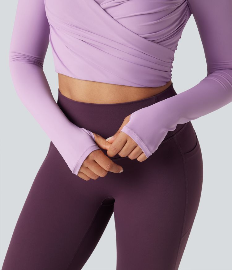 push-up voorgevormde spacer top met ronde hals lange mouwen en duimgaten cropped model geschikt voor yoga of andere sporten.
