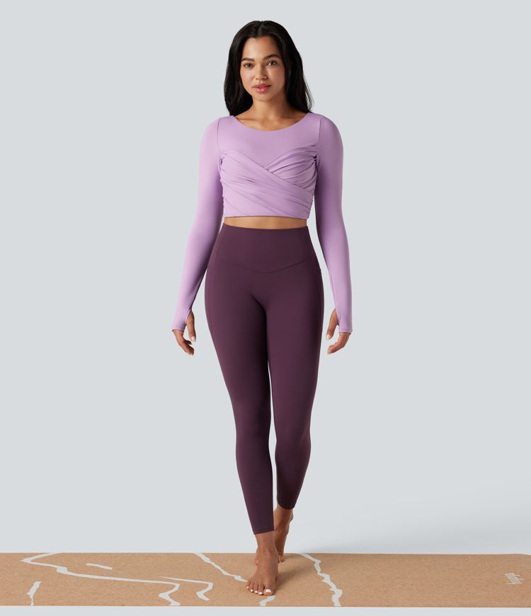push-up voorgevormde spacer top met ronde hals lange mouwen en duimgaten cropped model geschikt voor yoga of andere sporten.
