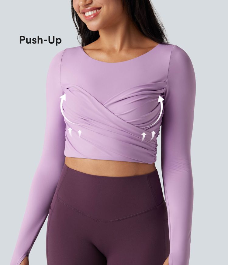 push-up voorgevormde spacer top met ronde hals lange mouwen en duimgaten cropped model geschikt voor yoga of andere sporten.