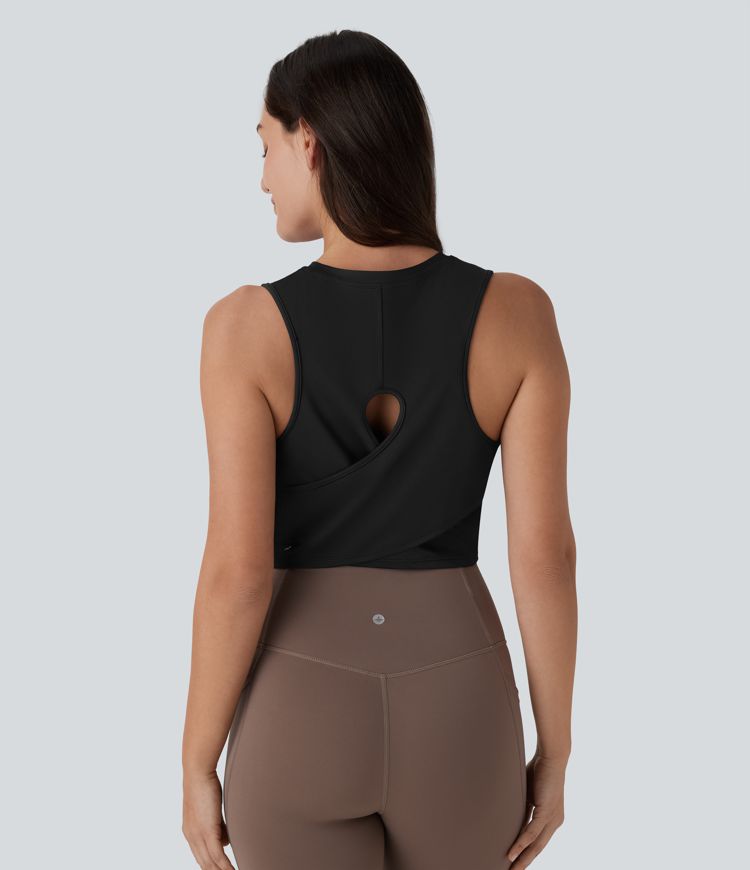 een effen cropped yogatop met uitgesneden gekruiste zoom.