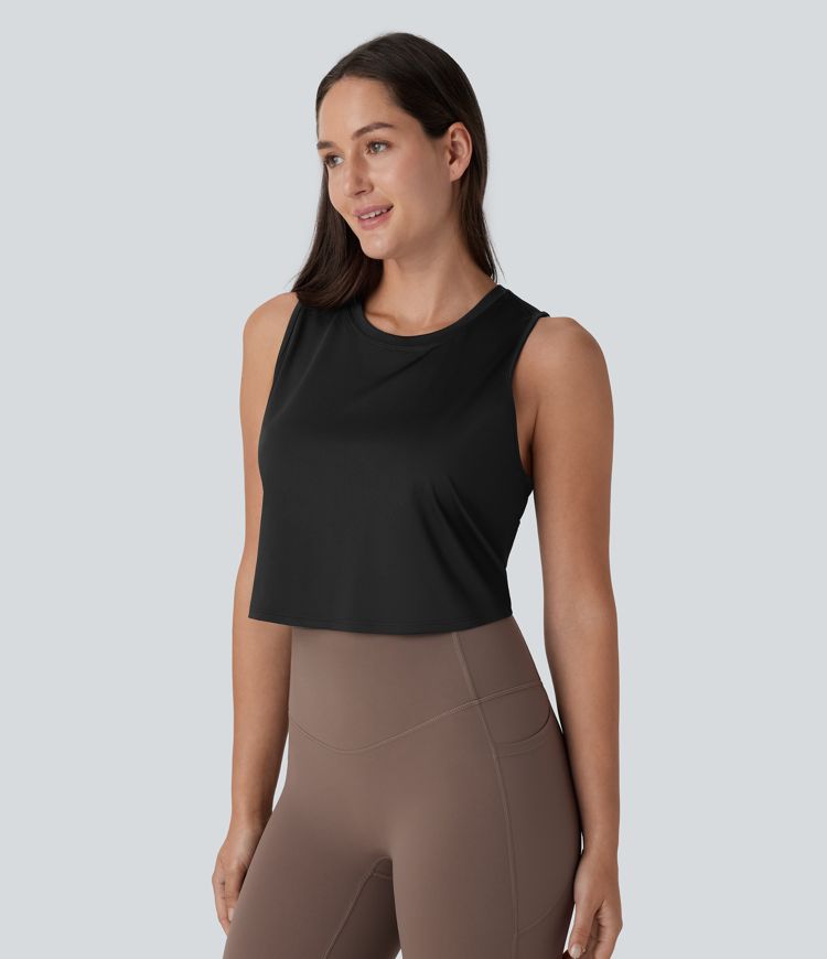 een effen cropped yogatop met uitgesneden gekruiste zoom.