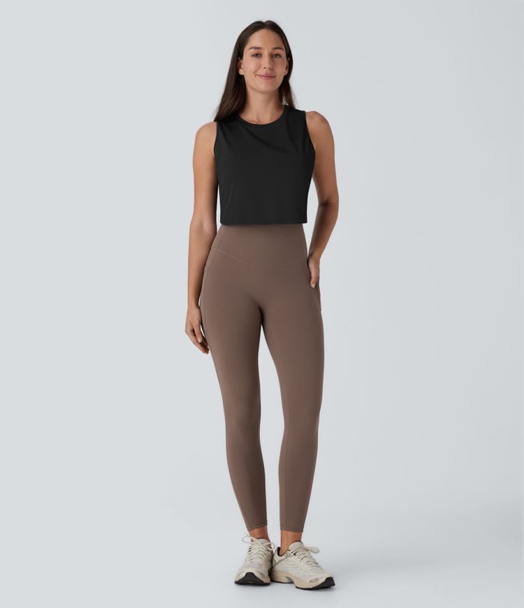 een effen cropped yogatop met uitgesneden gekruiste zoom.