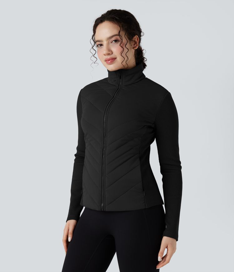 gewatteerde jas met hoge kraag contrasterende ribbels slanke pasvorm en zakken.